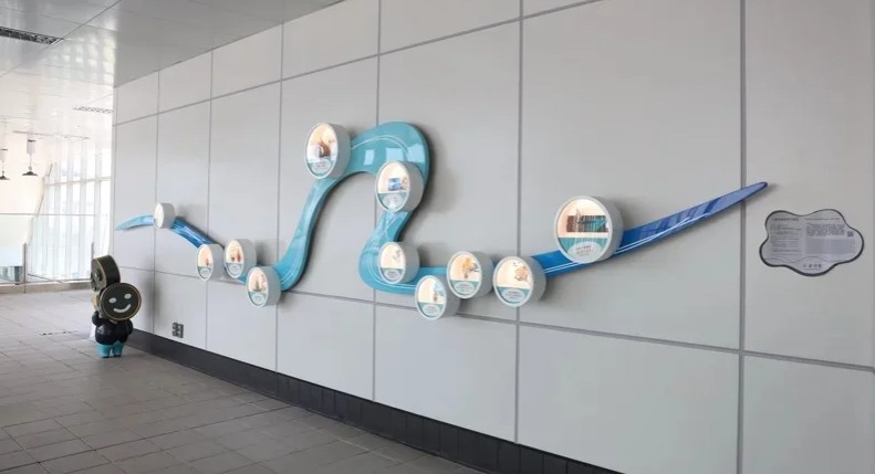 捷運三鶯線公共藝術開箱，新北市捷運工程局邀請沿線360位里民，化身「首批藝術體驗官」，由專業講師實地解說藝術作品及車站特色美學。圖／新北市捷運局提供
